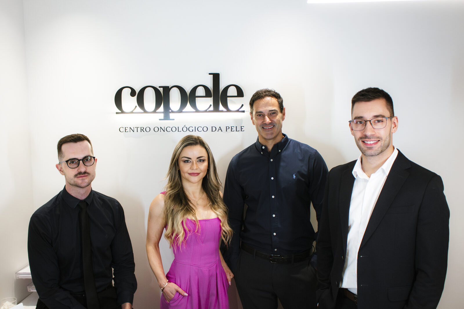 Corpo clínico completo da COPELE reunido na recepção da clínica